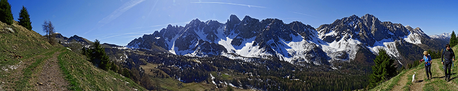 Dalla carrareccia iniziale vista sui Campelli di Schilpario e sulle 'Piccole Dolomiti Scalvine'